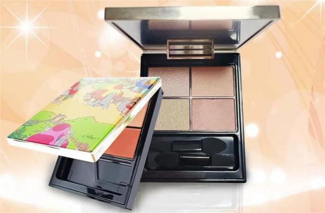 Ang mga mahilig sa kagandahan sa lahat ng dako ay nagbubulungan tungkol sa pinakabagong karagdagan sa mundo ng makeup, ang 4 Color Eyeshadow